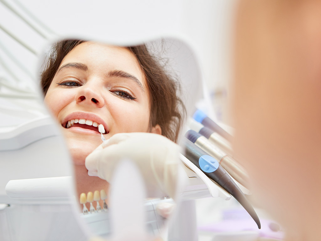 Bleaching Patientin bekommt weiße Zähne beim Zahnarzt in Daaden